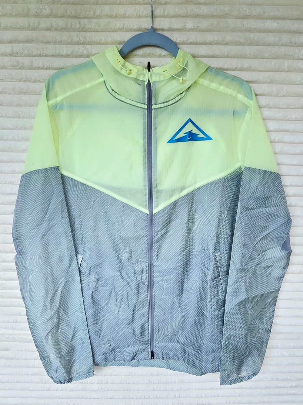 Nike Men's Lightweight Windbreaker Jacket in Neon Yellow and Gray